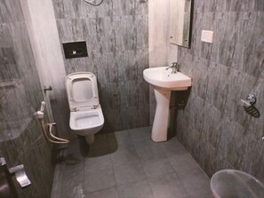 Shower, rainfall showerhead, free toiletries, bathrobes