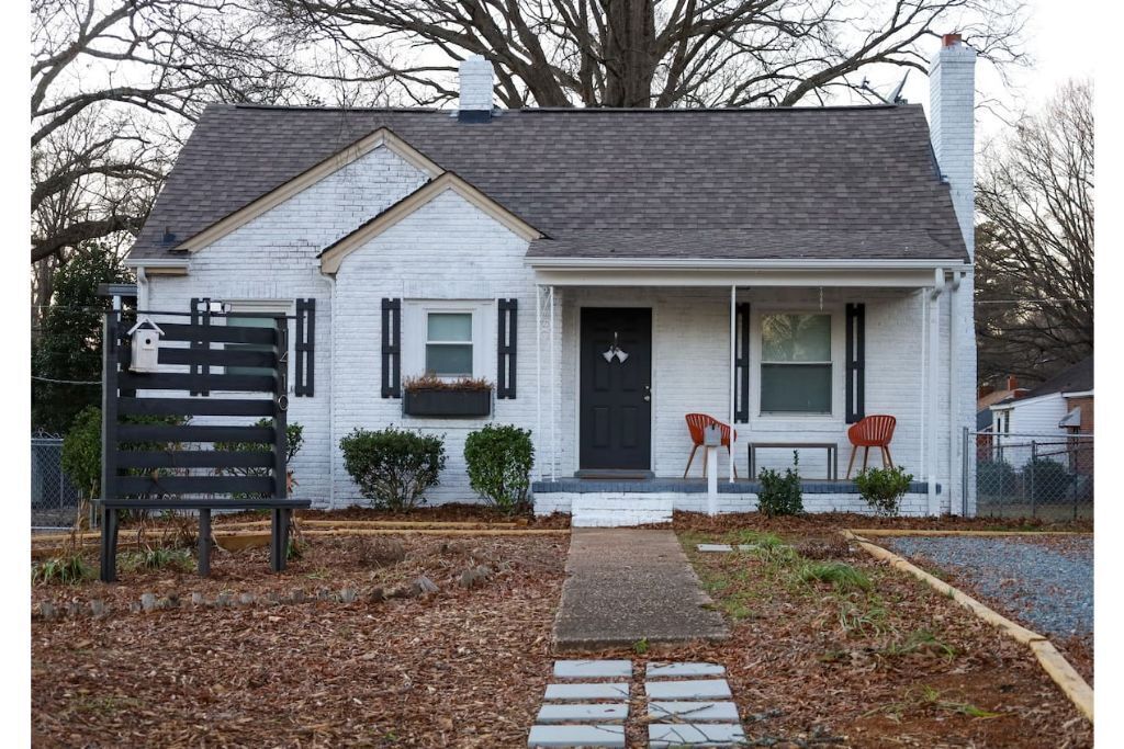 Cheerful Bungalow minutes from Downtown