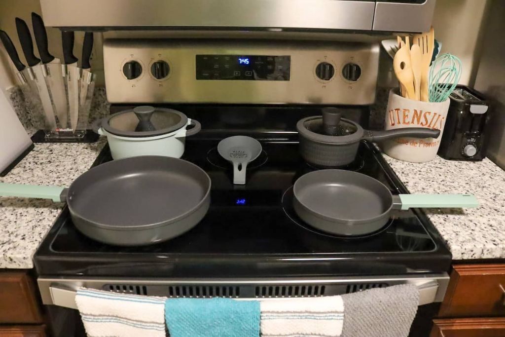 Kylskåp, mikrovågsugn, ugn och spishäll