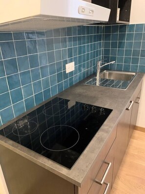 Kjøleskap, mikrobølgeovn, ovn og kokeplater