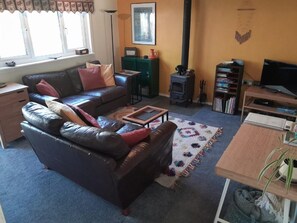 TV, fireplace, stereo - 2Bed Cabin w/ Parking near Snowdonia National Park (Caernarfon)