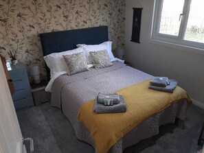 2 habitaciones, tabla de planchar con plancha, cuna de viaje y wifi 
