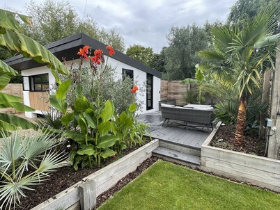 Relaxing guest house with Jacuzzi & boat hire