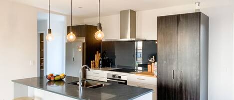 Refrigerador, microondas, horno, lavavajillas