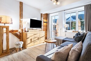 TV - Apartment "Tauernlodge Sonnblick Top 2" with Mountain View, Private Terrace & Wi-Fi (Mühlbach am Hochkönig)