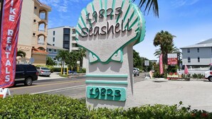 Un segnale con il numero 19823 e la scritta 'Seashell'.