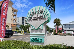 Property grounds - Beautiful boho 2br townhouse- 2min walk to the beach! Relaxing beach oasis, Pool (Indian Shores)