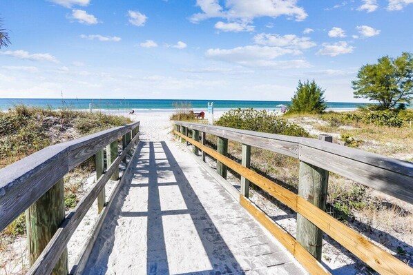 Beach nearby, sun loungers, beach towels - Beautiful boho 2br townhouse- 2min walk to the beach! Relaxing beach oasis, Pool (Indian Shores)