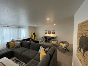 Smart TV, fireplace, video games, table football - Most Spacious 2075 sq ft Paradise Townhome near Lake in heart of Garden City (Garden City)
