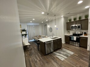 冷蔵庫、電子レンジ、オーブン、コンロ