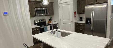 Refrigerador, microondas, horno, placa de cocina