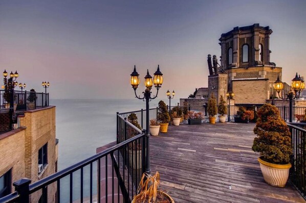 Terrace/patio - Amazing Gold Coast 1BR w/ Doorman & Gym, 2 blocks to L, by Blueground (Chicago)