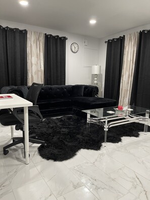 Interior - Cozy 1 Bedroom Unit with Free Parking by JFK, AirTrain, LGA, & Citi Field (Jamaica)