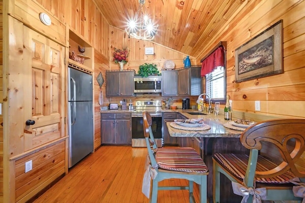 Kylskåp, mikrovågsugn, ugn och spishäll