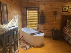 浴缸、提供毛巾、番梘