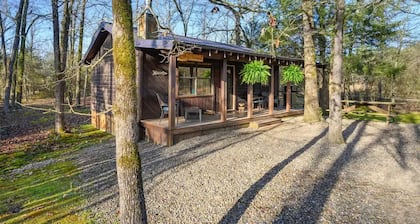 Hot Tub + Outdoor TV Cozy Romantic Cabin