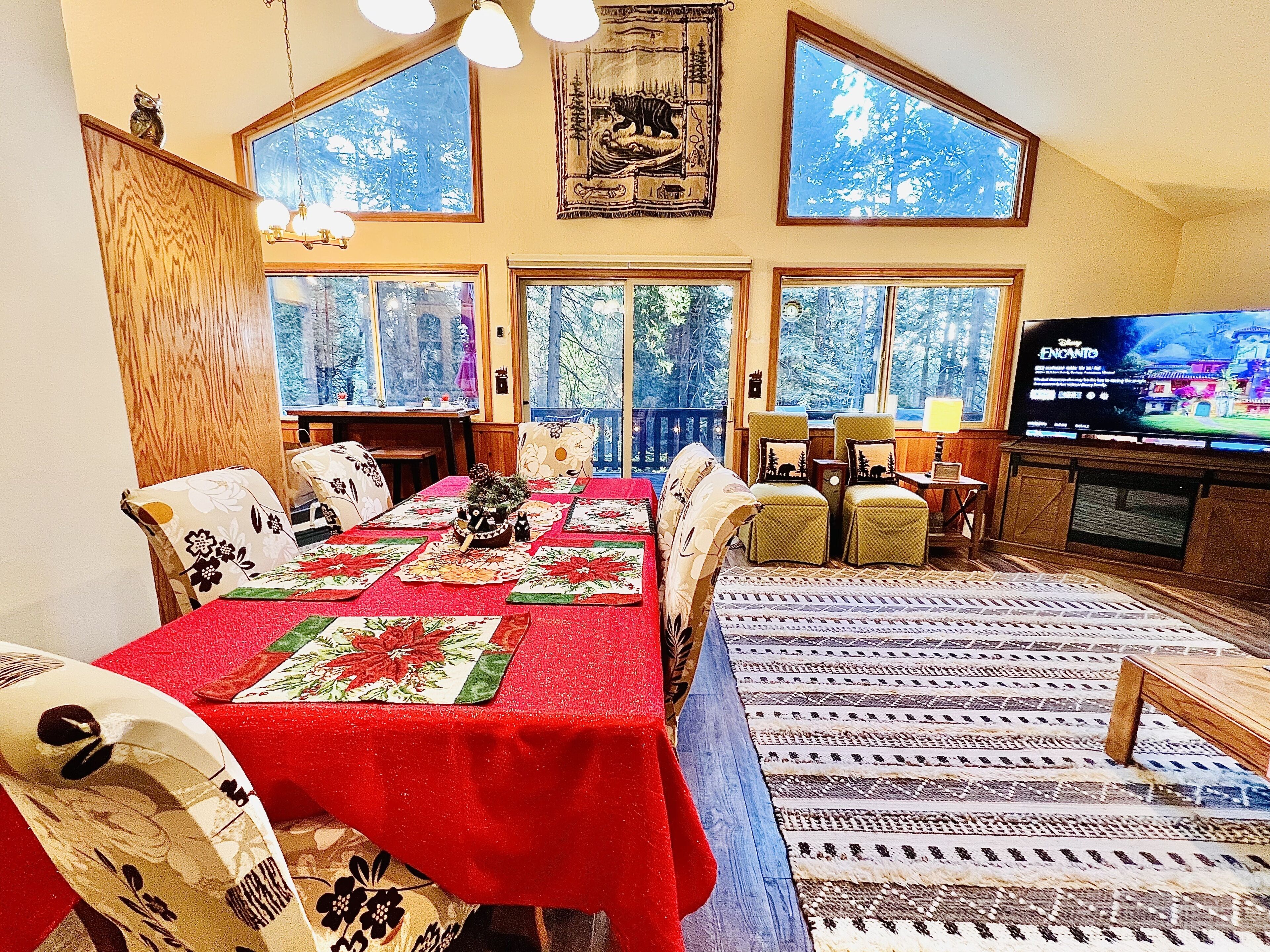 Bear Cabin w Views, AC Pool Table TT BBQ Hike Bike Swim