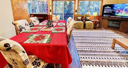 Bear Cabin w Views, AC Pool Table TT BBQ Hike Bike Swim