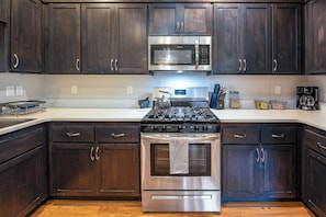 Fridge, microwave, oven, stovetop - Boho Vibes- family townhouse w/ gourmet kitchen (Corvallis)
