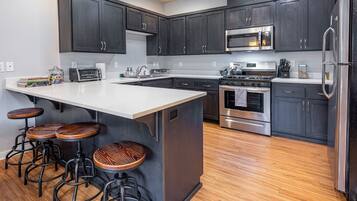 Refrigerador, microondas, horno y parrilla de estufa