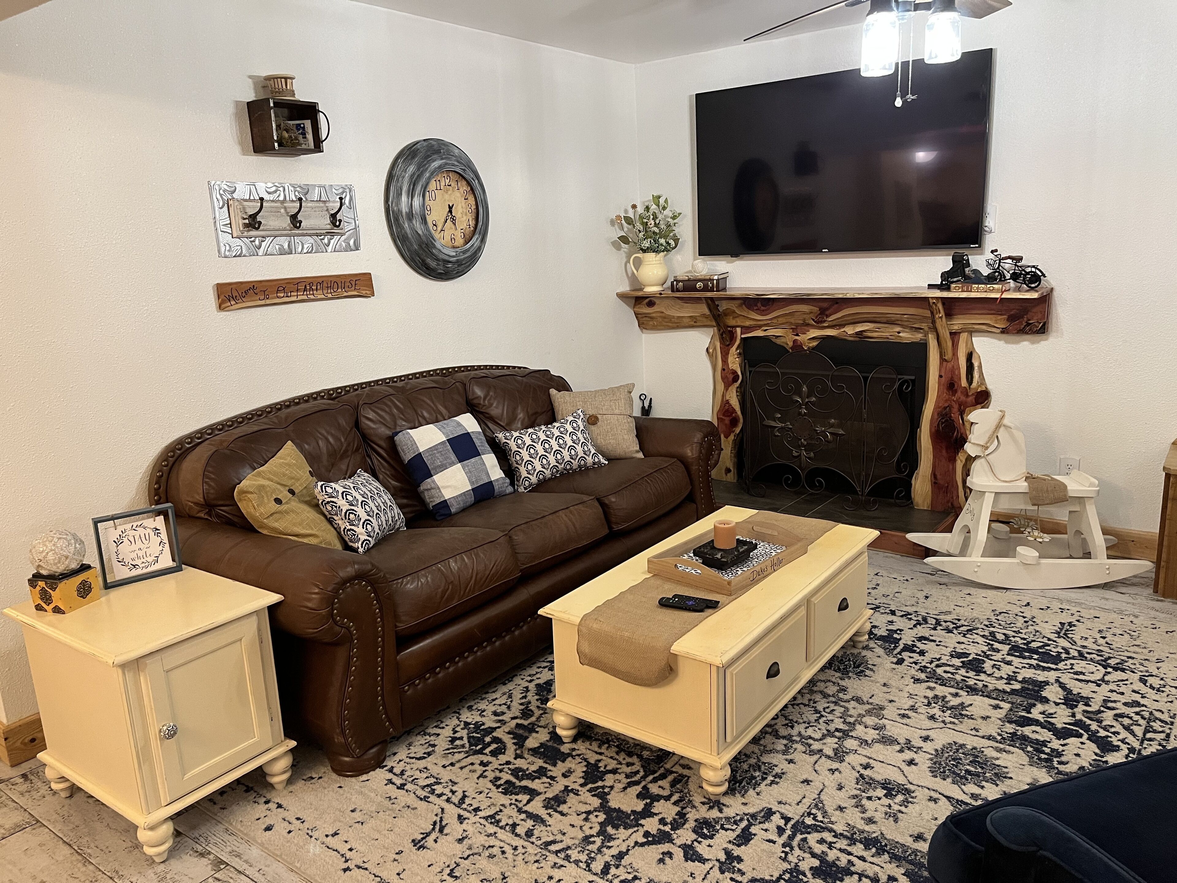 Smart-TV, Kamin, Bücher