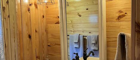 Combined shower/bathtub, jetted bath, rainfall showerhead, hair dryer
