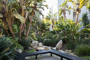 Property grounds - Deluxe Redondo Beach 1BR w/ Pool, Gym & W/D, walk to Beach, by Blueground (Los Angeles)