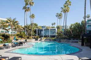 Pool - Deluxe Redondo Beach 1BR w/ Pool, Gym & W/D, walk to Beach, by Blueground (Los Angeles)