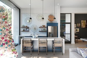 Interior - Deluxe Redondo Beach 1BR w/ Pool, Gym & W/D, walk to Beach, by Blueground (Los Angeles)