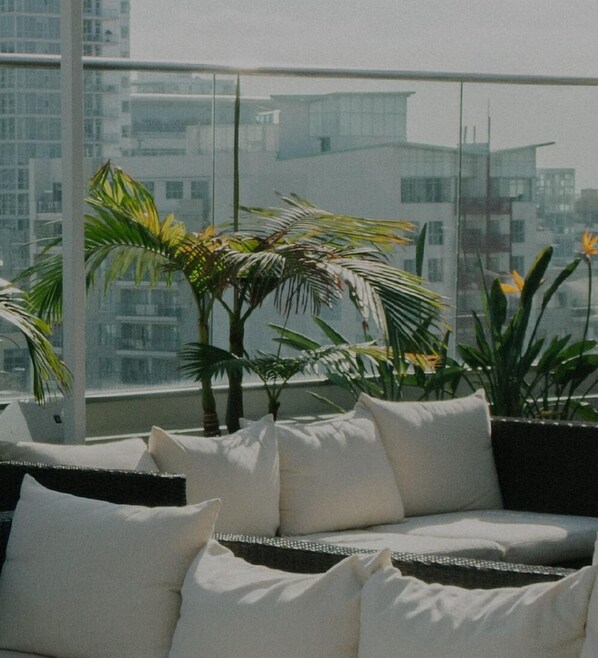 Property grounds - Upscale Palo Alto 2BR w/ W/D & Pool, walk to Pinterest, by Blueground (Palo Alto)