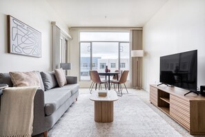 TV, stereo - Upscale Palo Alto 2BR w/ W/D & Pool, walk to Pinterest, by Blueground (Palo Alto)