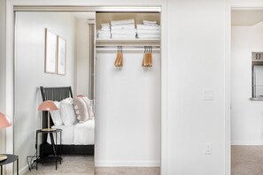 2 bedrooms, iron/ironing board, WiFi, bed sheets - Upscale Palo Alto 2BR w/ W/D & Pool, walk to Pinterest, by Blueground (Palo Alto)