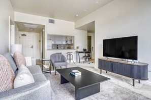 TV, stereo - Tasteful Palo Alto 2BR w/ W/D & Pool, walk to Pinterest, by Blueground (Palo Alto)