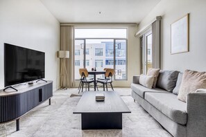 TV, stereo - Tasteful Palo Alto 2BR w/ W/D & Pool, walk to Pinterest, by Blueground (Palo Alto)