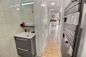 Bathtub, hair dryer, towels - at the gite du bois d'amore in a quiet area 2,5km from the city - from the sea (Plourivo)