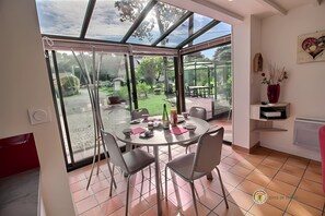 Dining - at the gite du bois d'amore in a quiet area 2,5km from the city - from the sea (Plourivo)