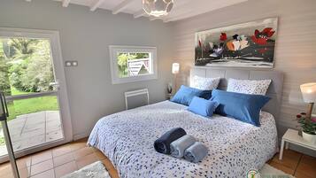 3 slaapkamers, een strijkplank/strijkijzer, internet, beddengoed