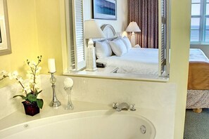 Kombination af bruser/badekar, boblebadekar, hårtørrer, håndklæder