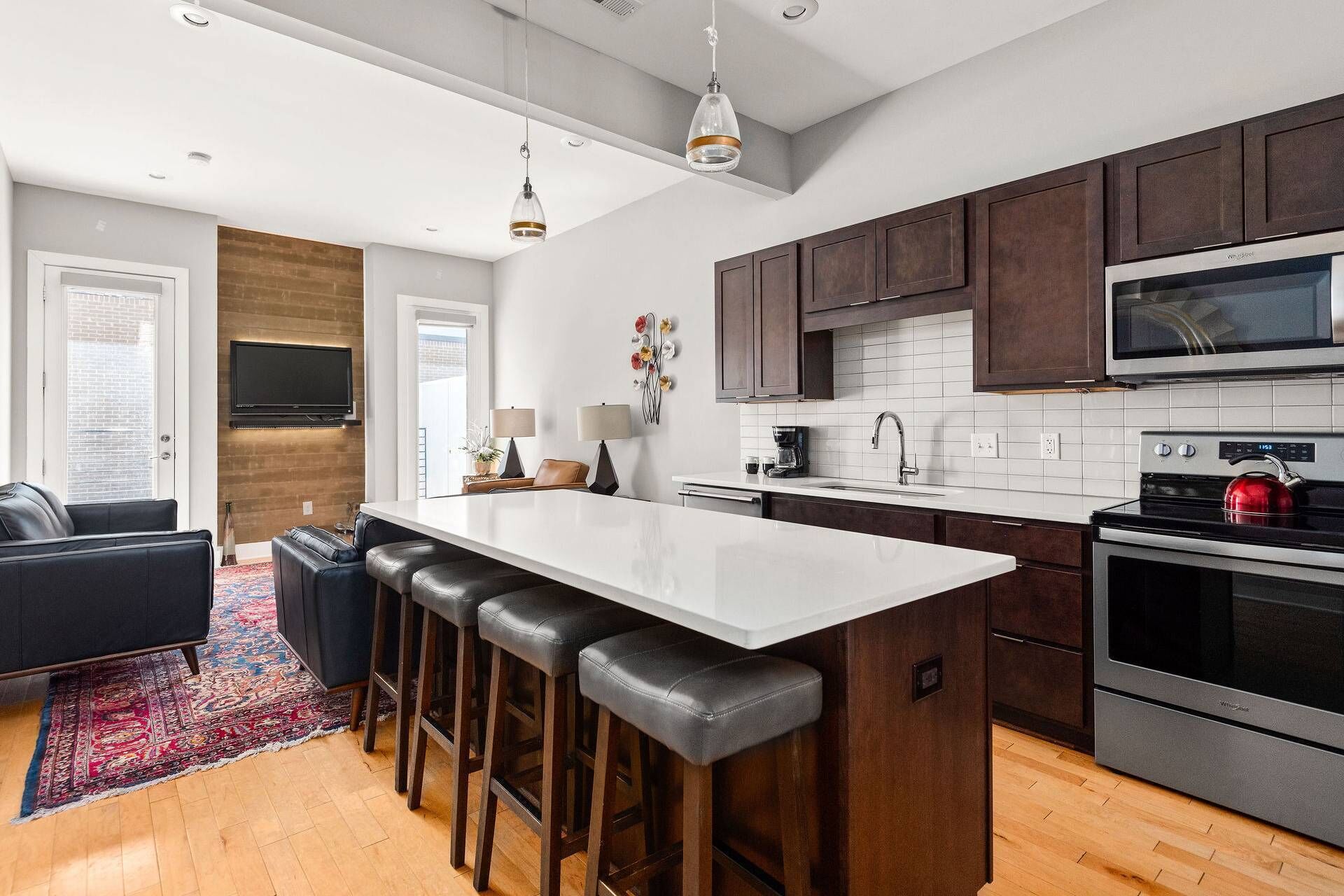 Dwell ~ Clean Condo ~ Just over 1 Mile to Broadway & Downtown ~ Right on Second Avenue ~ WiFi