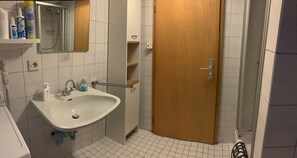Bathtub, towels