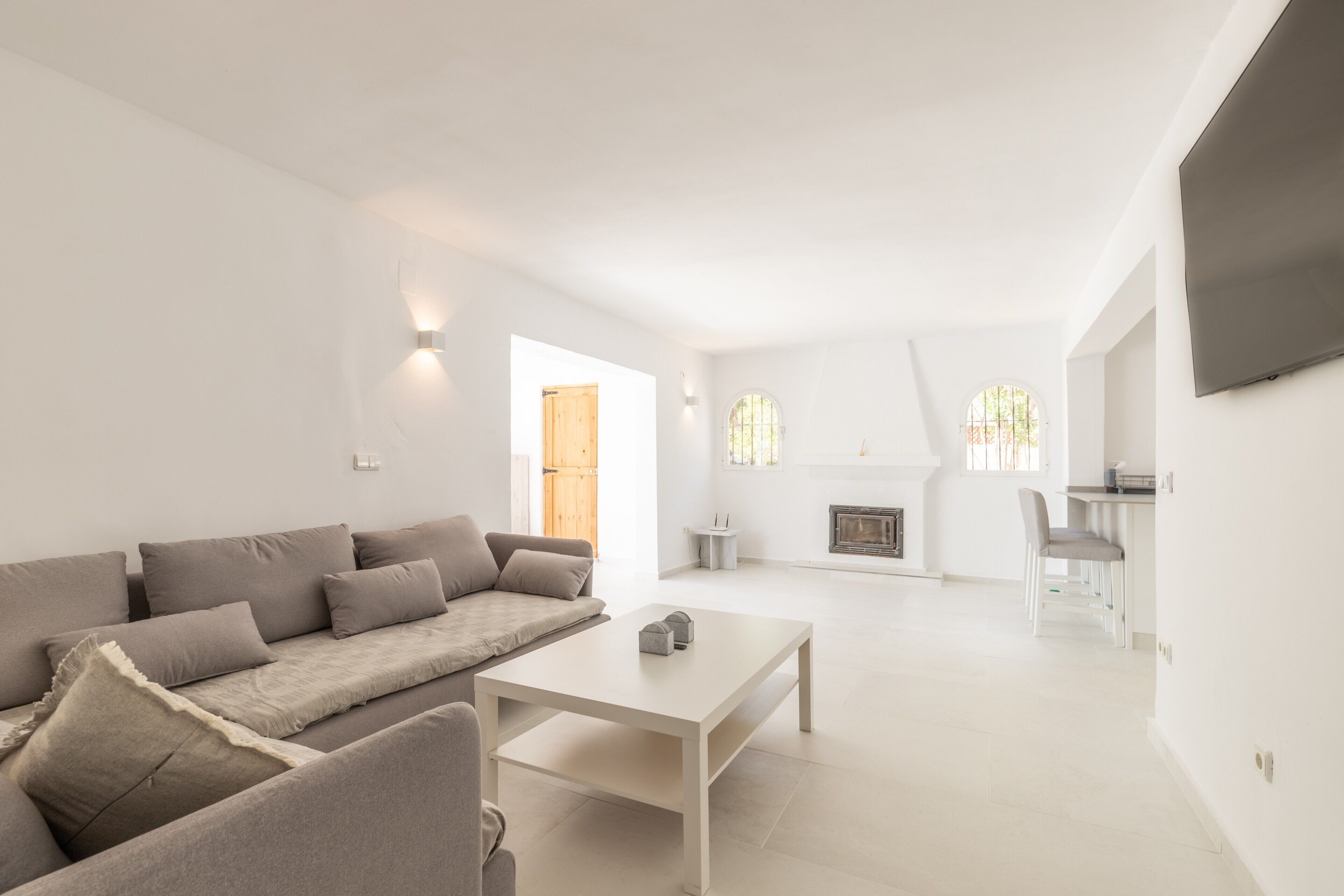 Een televisie, een open haard, een dvd-speler en een stereo