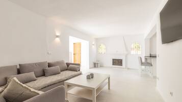 Een televisie, een open haard, een dvd-speler en een stereo