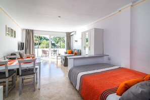 Iron/ironing board, free WiFi, bed sheets