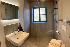 Shower, hair dryer, towels - Vacation apartment Kienberg for 2 persons, 45 sqm, eat-in kitchen, with balcony (Inzell)