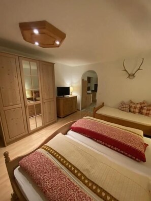 1 bedroom, bed sheets - Vacation apartment Kienberg for 2 persons, 45 sqm, eat-in kitchen, with balcony (Inzell)