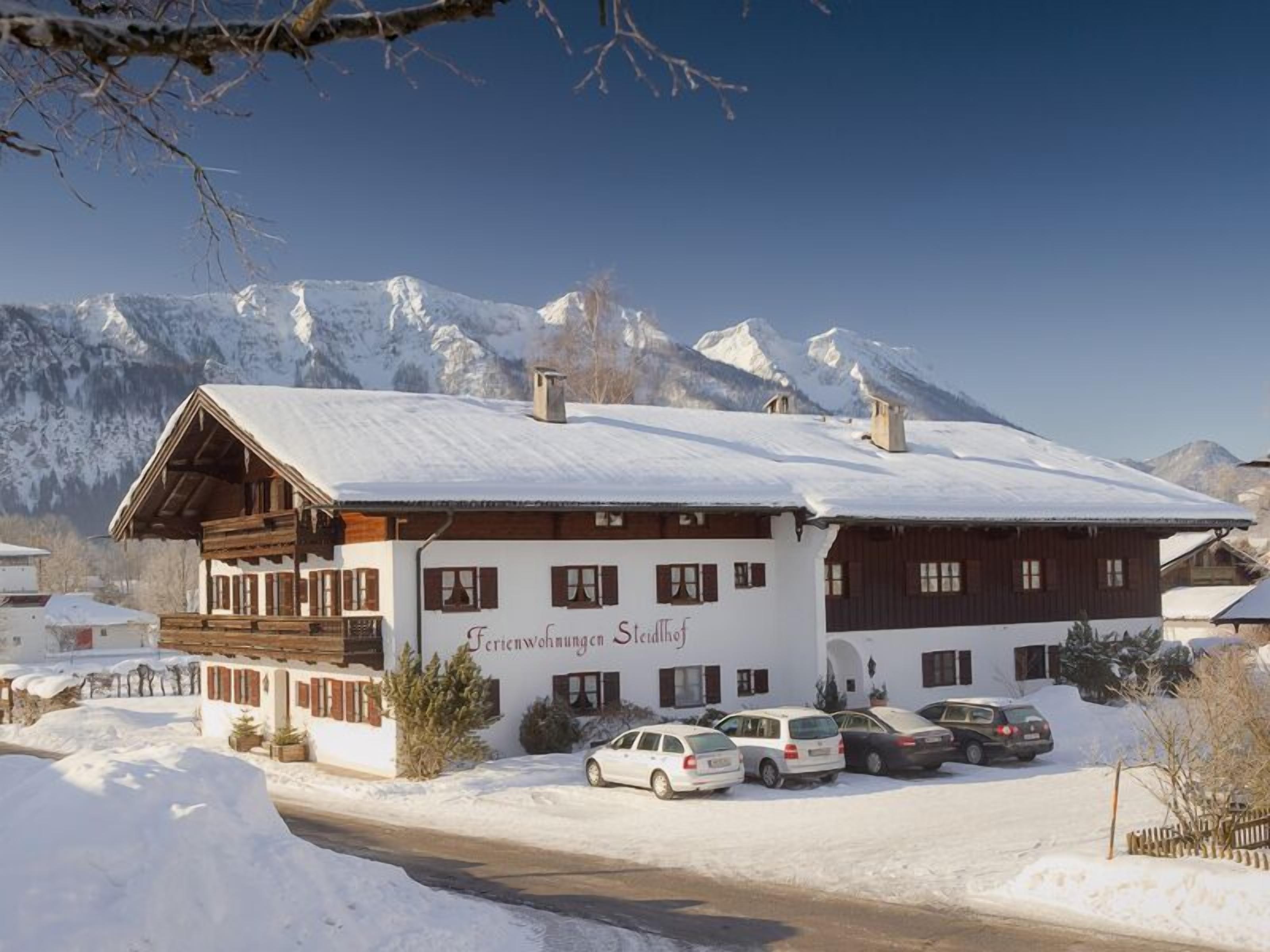 Un hôtel à la façade en bois, doté d’un balcon et d’une enseigne indiquant « Freiwillige Schweiz ».