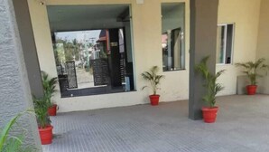 Un patio empedrado con baldosas hexagonales y plantas en macetas.