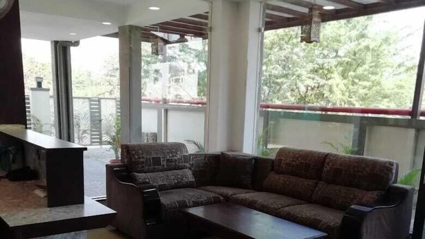 Una sala moderna con un sofá modular, una mesa de centro y un detalle de mármol.