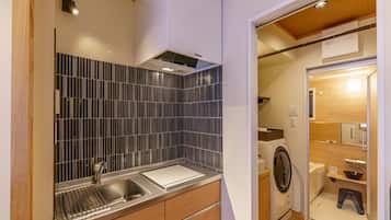 Basic Apartment | Private kitchen | Mini-fridge, microwave, griddle, cookware/dishes/utensils