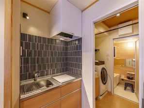 Appartement | Cuisine privée | Mini réfrigérateur, micro-ondes, plancha